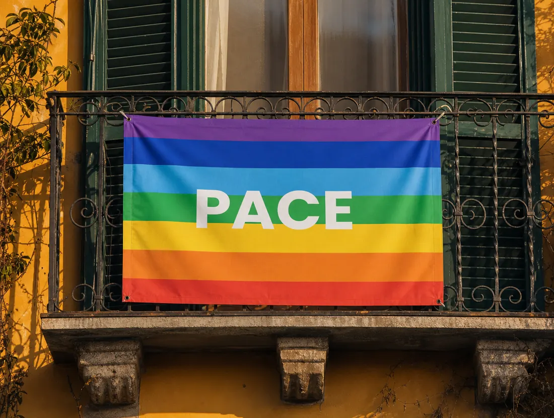 Bandiera della pace appesa a un balcone